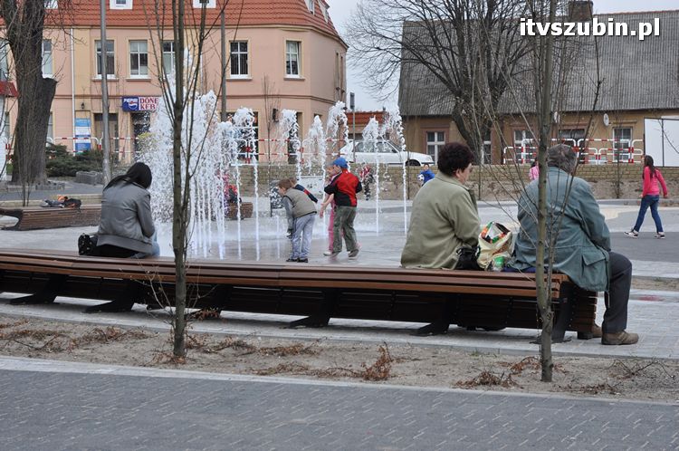 Szubiński rynek pełen bawiących się dzieci