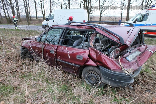 Opel Astra zatrzymał się na drzewie