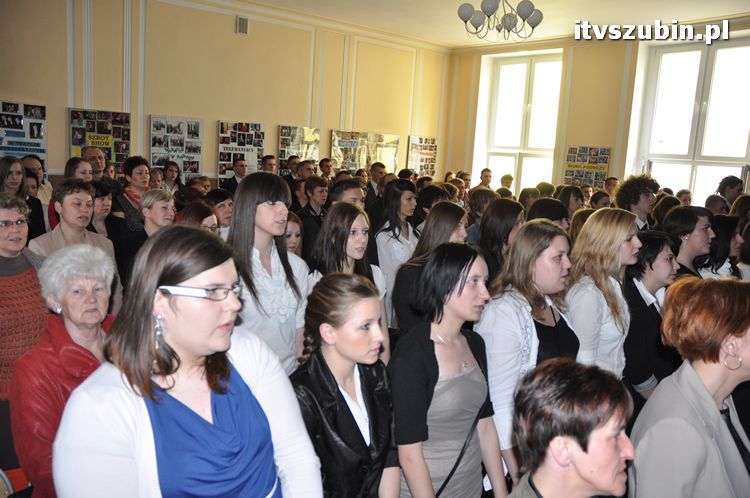 Zakończenie roku szkolnego klas III w szubińskim ogólniaku