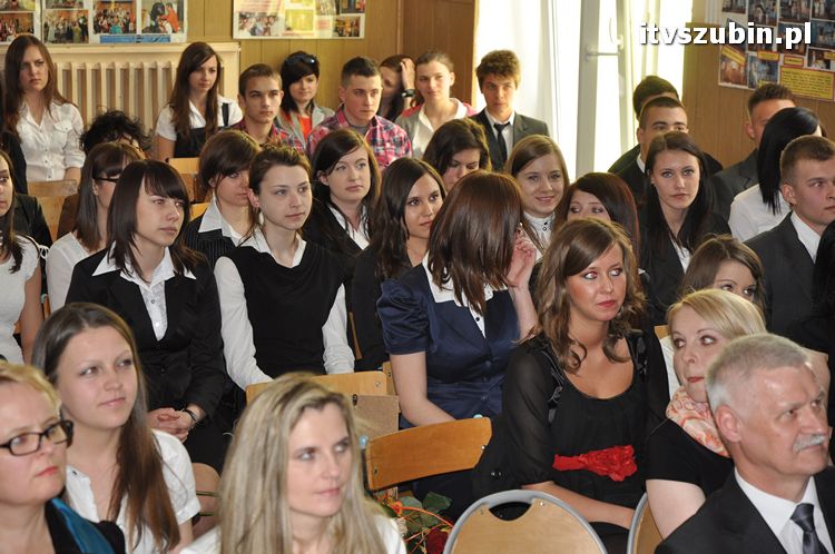 Zakończenie roku szkolnego klas III w szubińskim ogólniaku