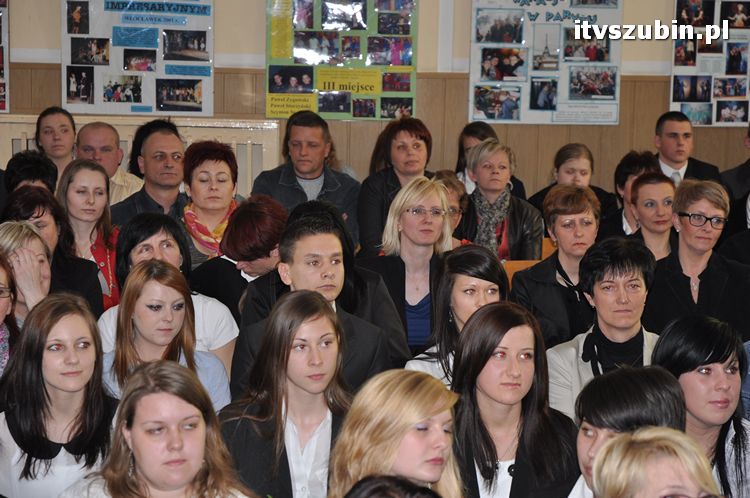 Zakończenie roku szkolnego klas III w szubińskim ogólniaku