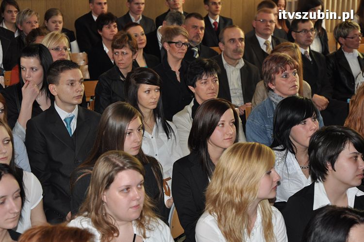 Zakończenie roku szkolnego klas III w szubińskim ogólniaku