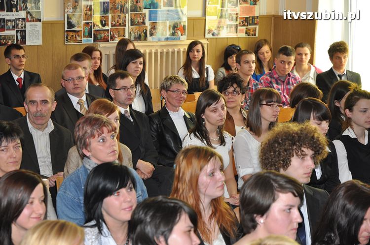 Zakończenie roku szkolnego klas III w szubińskim ogólniaku