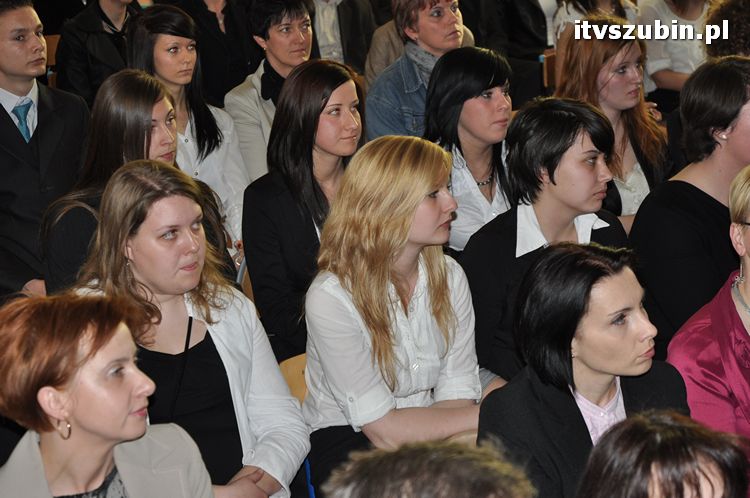 Zakończenie roku szkolnego klas III w szubińskim ogólniaku