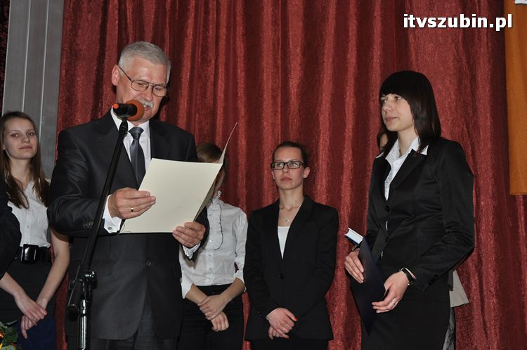 Zakończenie roku szkolnego klas III w szubińskim ogólniaku
