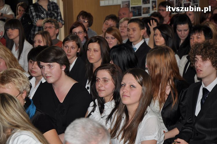Zakończenie roku szkolnego klas III w szubińskim ogólniaku