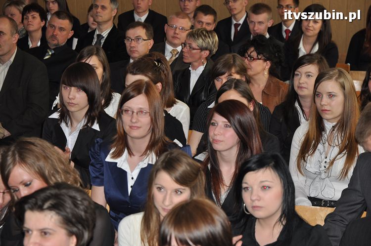 Zakończenie roku szkolnego klas III w szubińskim ogólniaku
