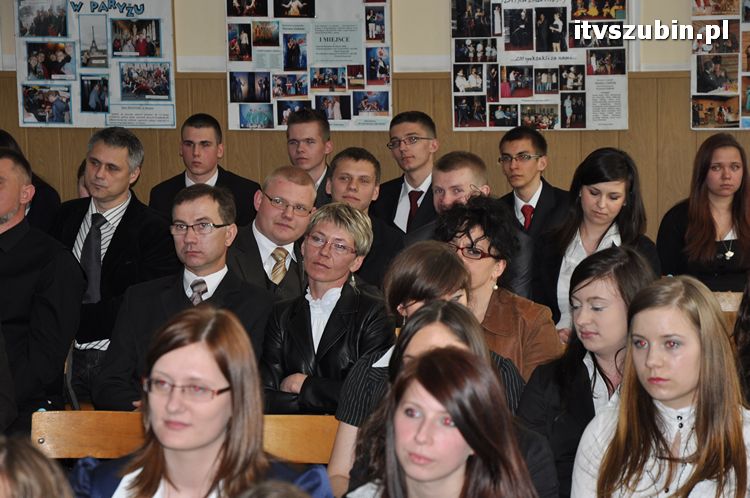 Zakończenie roku szkolnego klas III w szubińskim ogólniaku