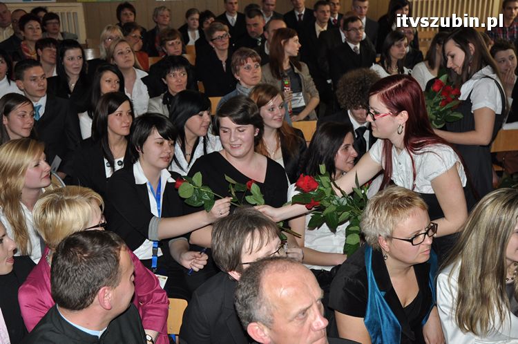Zakończenie roku szkolnego klas III w szubińskim ogólniaku
