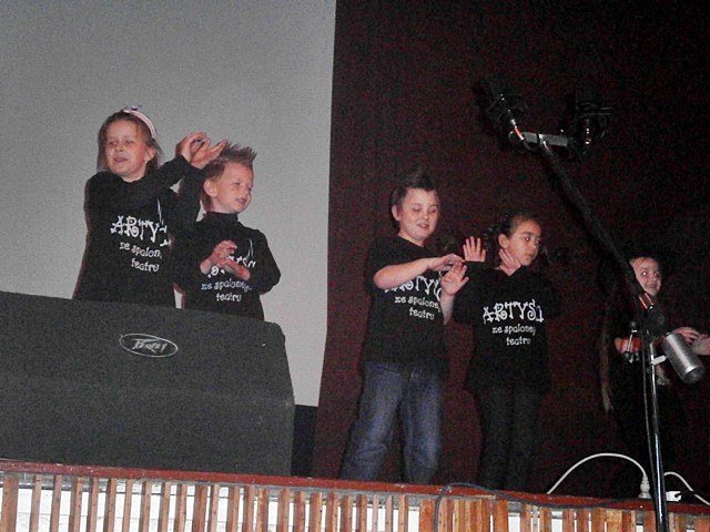 Artyści ze Spalonego Teatru z SP 1 w Szubinie