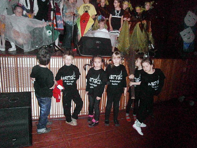 Artyści ze Spalonego Teatru z SP 1 w Szubinie