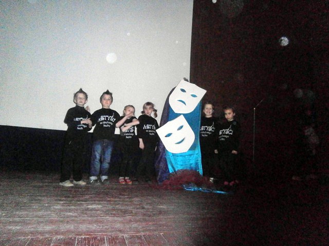 Artyści ze Spalonego Teatru z SP 1 w Szubinie