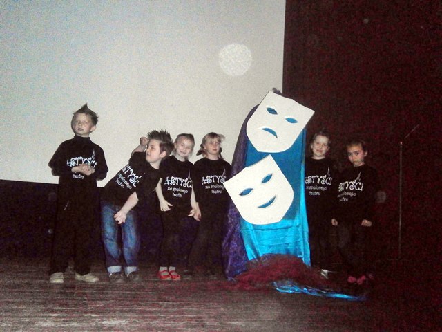 Artyści ze Spalonego Teatru z SP 1 w Szubinie