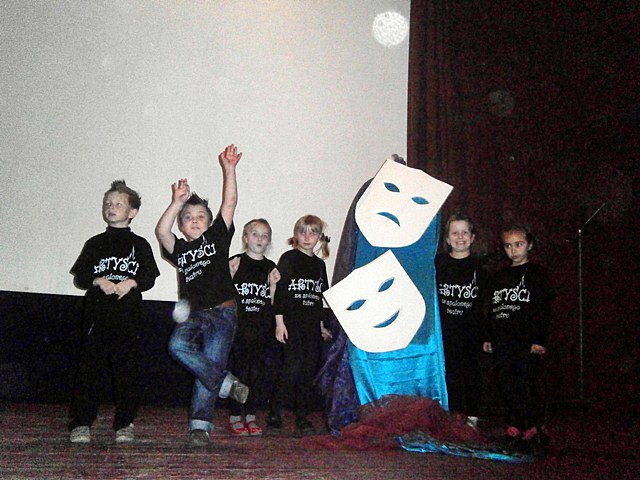 Artyści ze Spalonego Teatru z SP 1 w Szubinie
