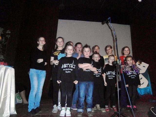 Artyści ze Spalonego Teatru z SP 1 w Szubinie