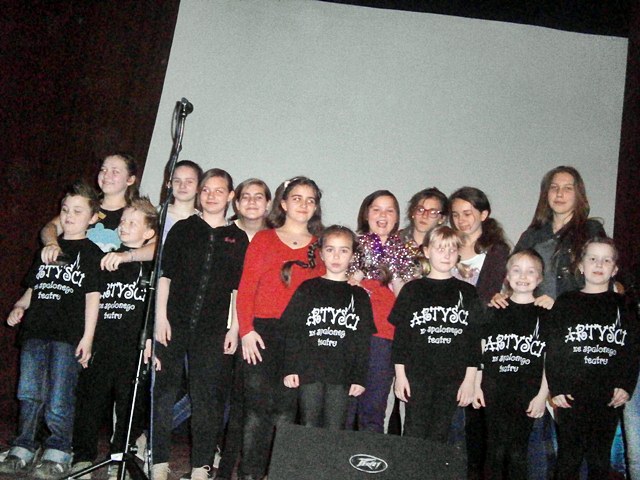 Artyści ze Spalonego Teatru z SP 1 w Szubinie