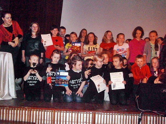 Artyści ze Spalonego Teatru z SP 1 w Szubinie