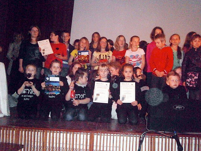 Artyści ze Spalonego Teatru z SP 1 w Szubinie