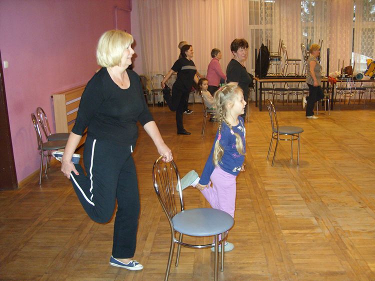 W Rynarzewie ćwiczenia łączą pokolenia ? międzypokoleniowa rehabilitacja