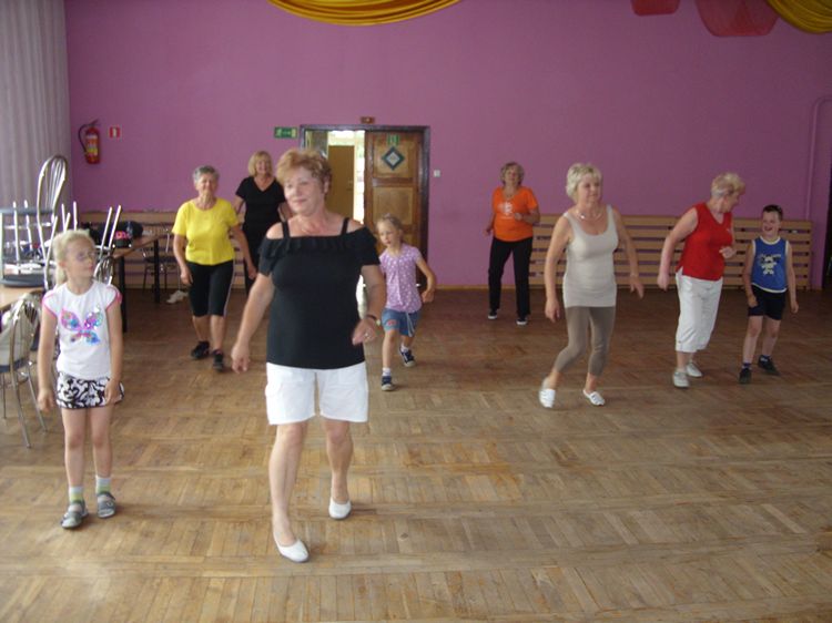 W Rynarzewie ćwiczenia łączą pokolenia ? międzypokoleniowa rehabilitacja
