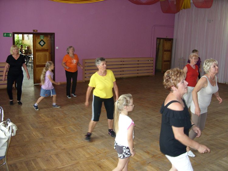 W Rynarzewie ćwiczenia łączą pokolenia ? międzypokoleniowa rehabilitacja