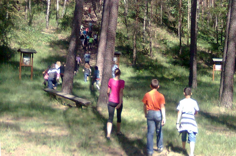 Uczniowie z ZS w Kowalewie na ścieżce ekologicznej w Zielonowie