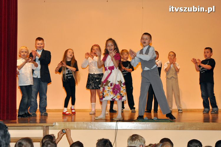 Pierwszaki z jedynki swoim Mamusiom
