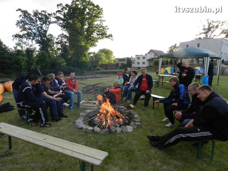 Szubińscy licealiści na kajakowym spływie Notecią