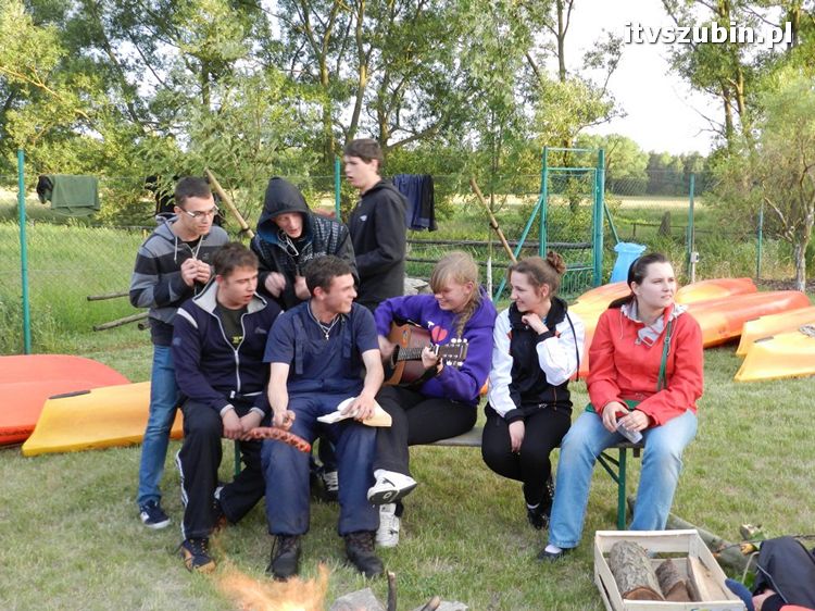 Szubińscy licealiści na kajakowym spływie Notecią