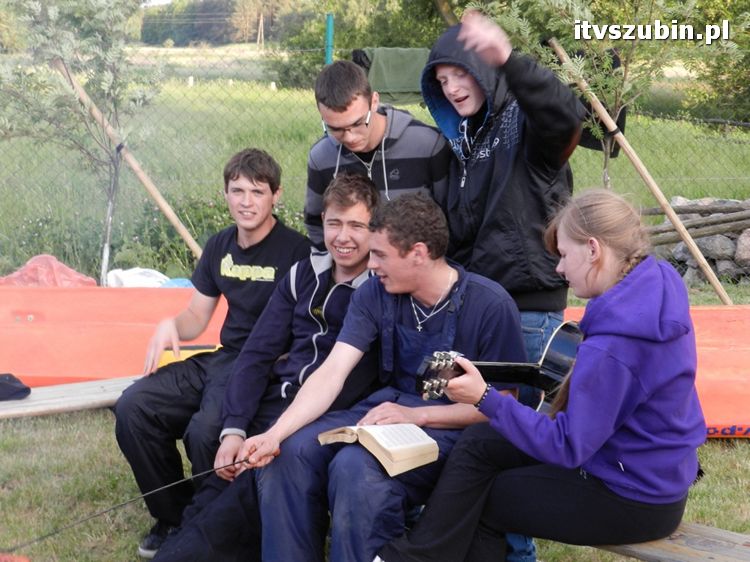 Szubińscy licealiści na kajakowym spływie Notecią