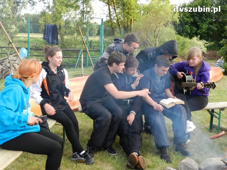 Szubińscy licealiści na kajakowym spływie Notecią
