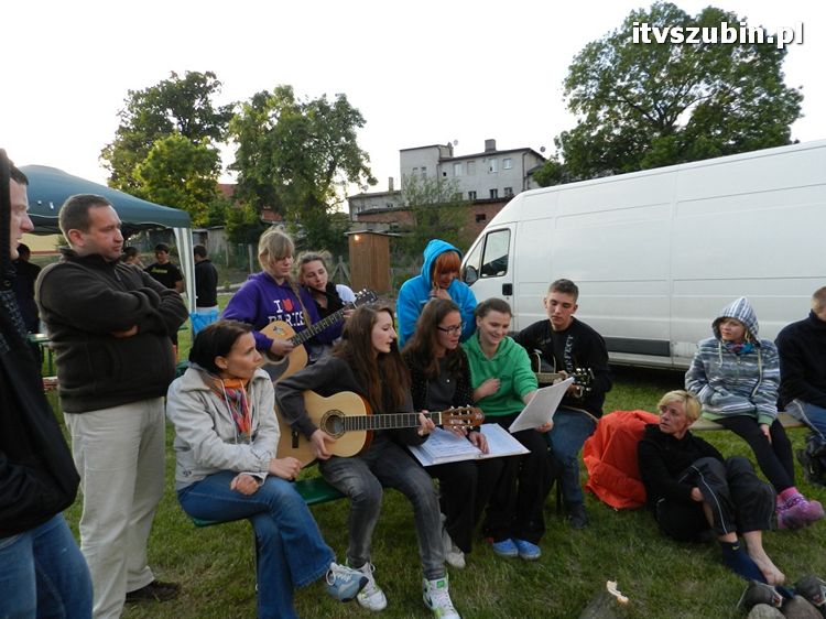 Szubińscy licealiści na kajakowym spływie Notecią