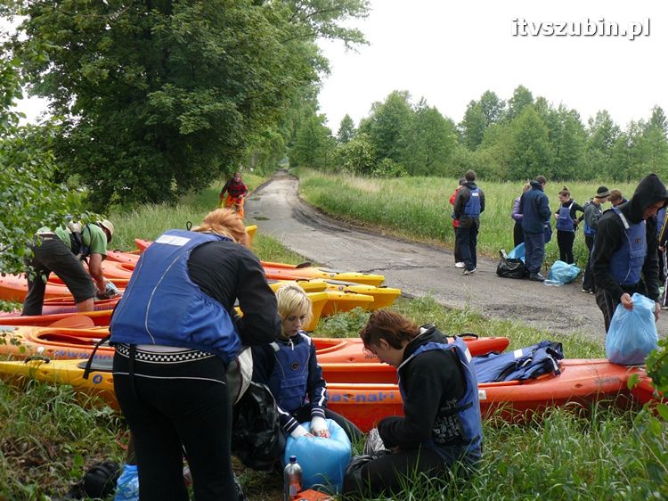 Szubińscy licealiści na kajakowym spływie Notecią
