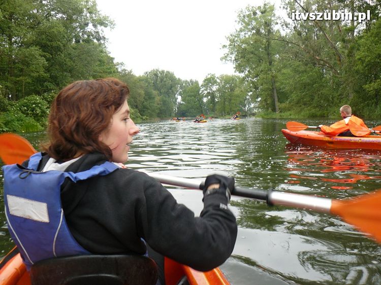 Szubińscy licealiści na kajakowym spływie Notecią