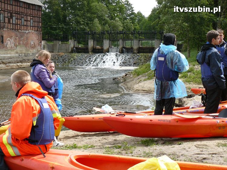 Szubińscy licealiści na kajakowym spływie Notecią