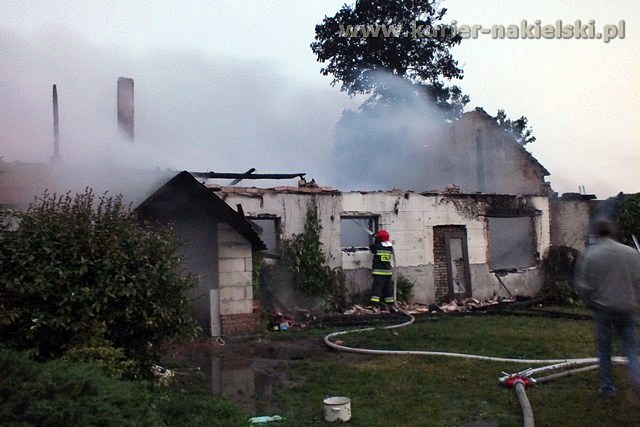 Spłonął budynek mieszkalny wraz z zabudowaniami w Dębowie