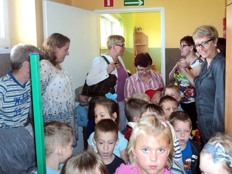 Tygryski i Smerfy na przedstawieniu pt.: ?W indiańskiej osadzie? w WTZ Pelikan