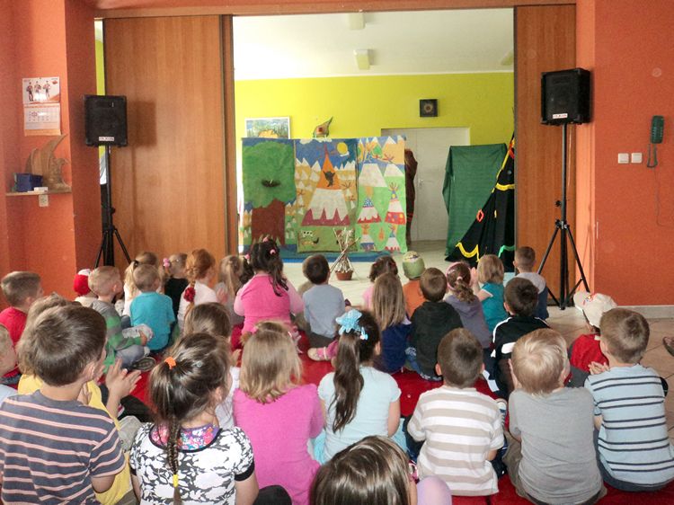 Tygryski i Smerfy na przedstawieniu pt.: ?W indiańskiej osadzie? w WTZ Pelikan