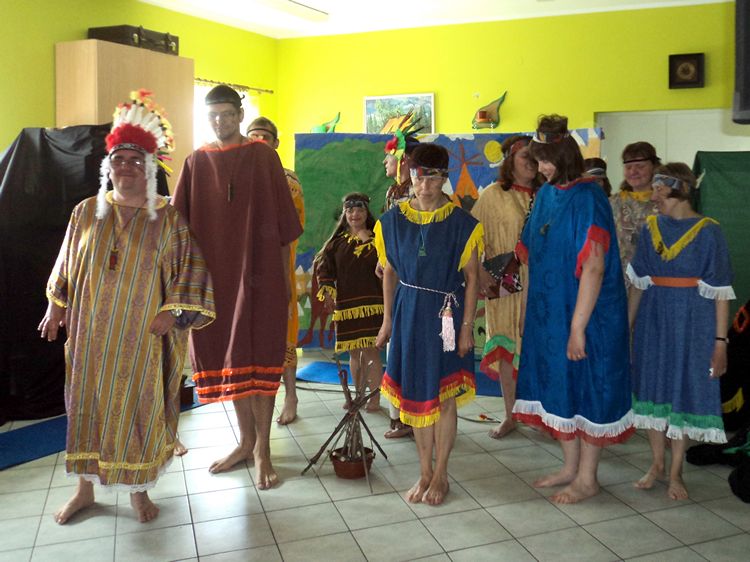 Tygryski i Smerfy na przedstawieniu pt.: ?W indiańskiej osadzie? w WTZ Pelikan