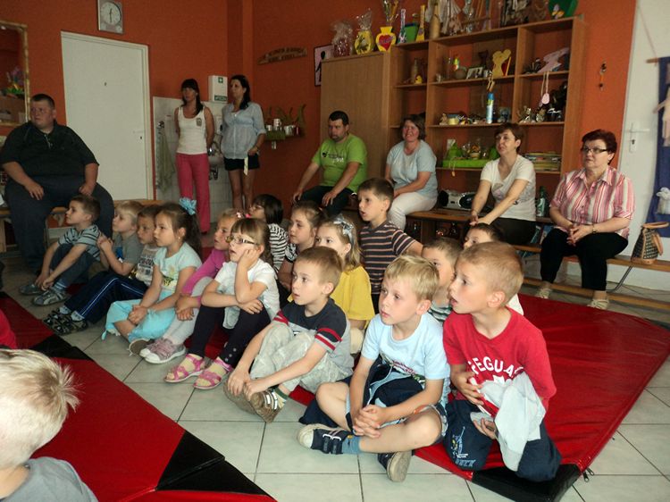 Tygryski i Smerfy na przedstawieniu pt.: ?W indiańskiej osadzie? w WTZ Pelikan