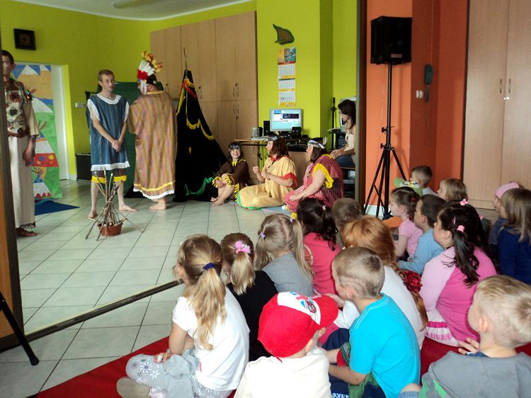 Tygryski i Smerfy na przedstawieniu pt.: ?W indiańskiej osadzie? w WTZ Pelikan