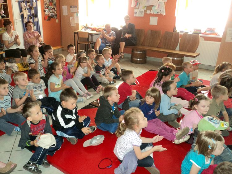 Tygryski i Smerfy na przedstawieniu pt.: ?W indiańskiej osadzie? w WTZ Pelikan