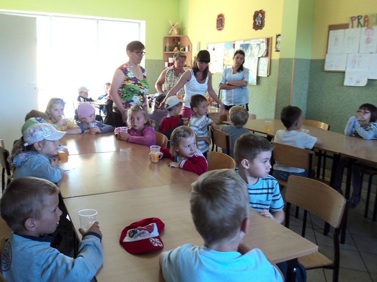 Tygryski i Smerfy na przedstawieniu pt.: ?W indiańskiej osadzie? w WTZ Pelikan