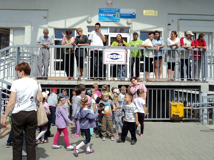 Tygryski i Smerfy na przedstawieniu pt.: ?W indiańskiej osadzie? w WTZ Pelikan