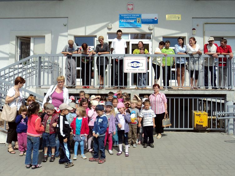 Tygryski i Smerfy na przedstawieniu pt.: ?W indiańskiej osadzie? w WTZ Pelikan