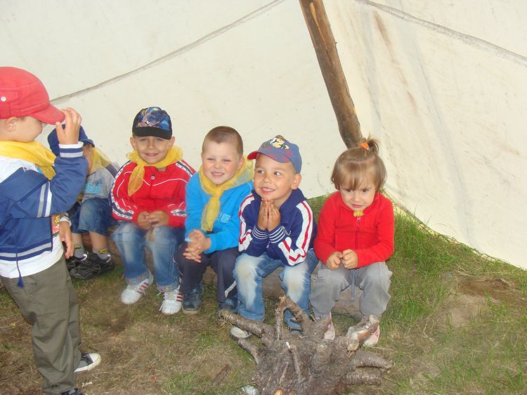 Przedszkolaki ze Słoneczka w miasteczku westernowym.