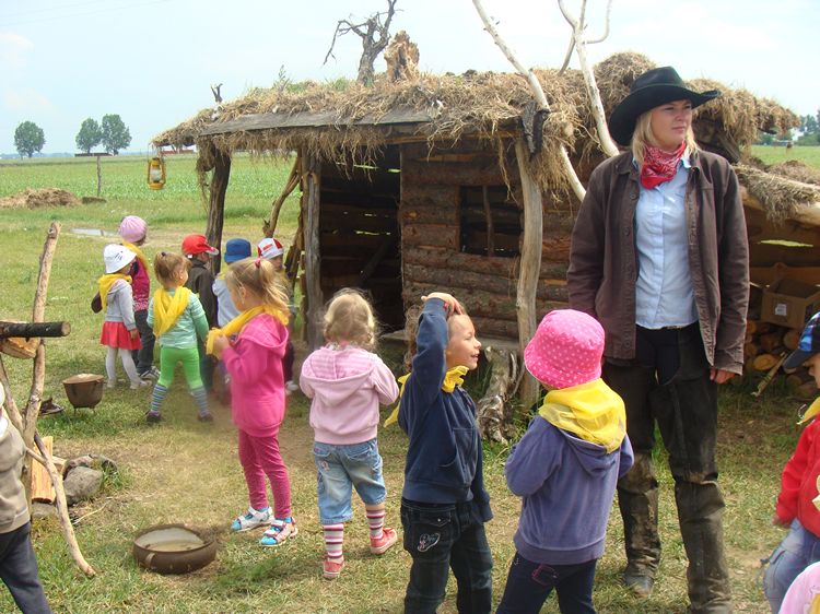 Przedszkolaki ze Słoneczka w miasteczku westernowym.