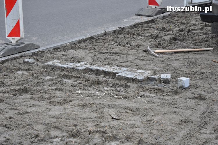 Kolejny demontaż kostki z parkingu przy szubiński rynku