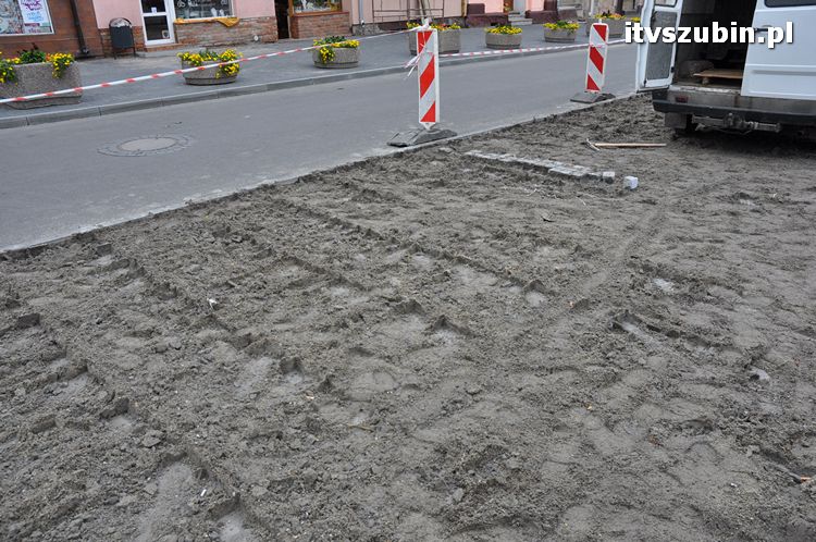 Kolejny demontaż kostki z parkingu przy szubiński rynku