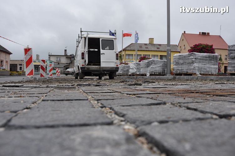 Kolejny demontaż kostki z parkingu przy szubiński rynku